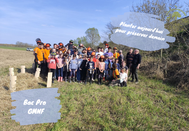 Élèves en Bac Pro GMNF de la MFR d’Anse réalisant un chantier de plantation pour la biodiversité à Grièges dans le cadre du programme Agribiodiv’E